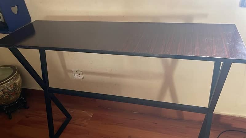 Computer table with metal legs 0