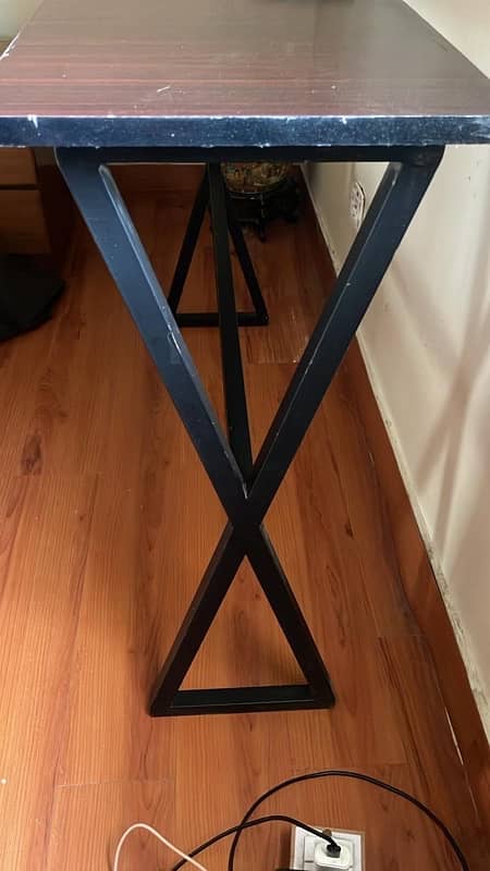 Computer table with metal legs 3