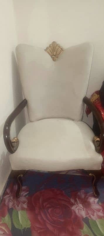 Room chair for sale all oky condition 0