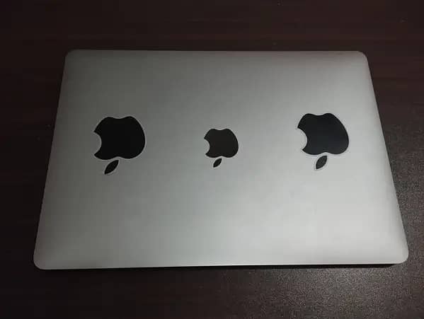 MacBook Pro (13-inch, 2017, 3.1GHz Duel-Core Four Thunderbolt 3 ports) 2