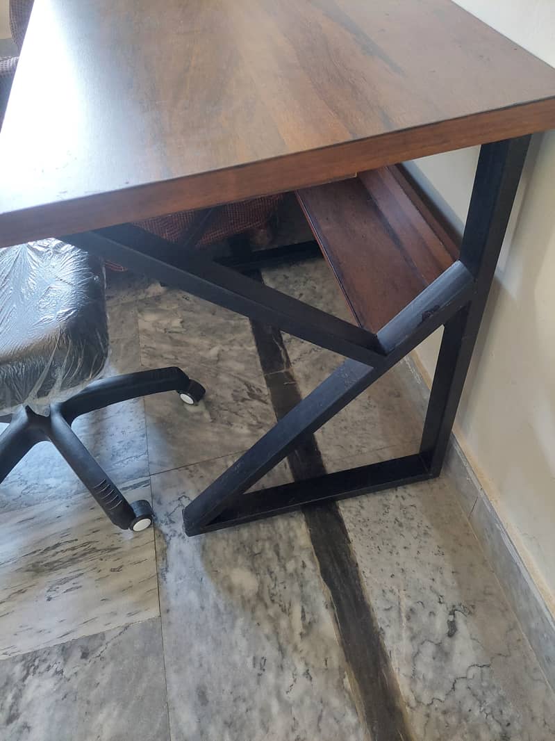 Office chair and table urgent sale 1