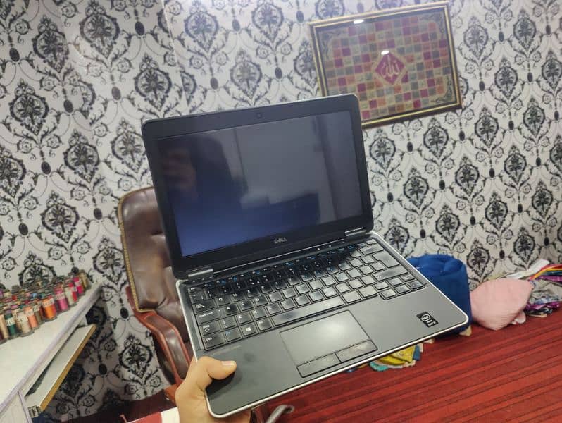 Dell latitude E7240 core i 3 lush condition 5