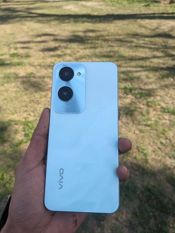 vivo y18 6GB/128GB with all assesrie 6