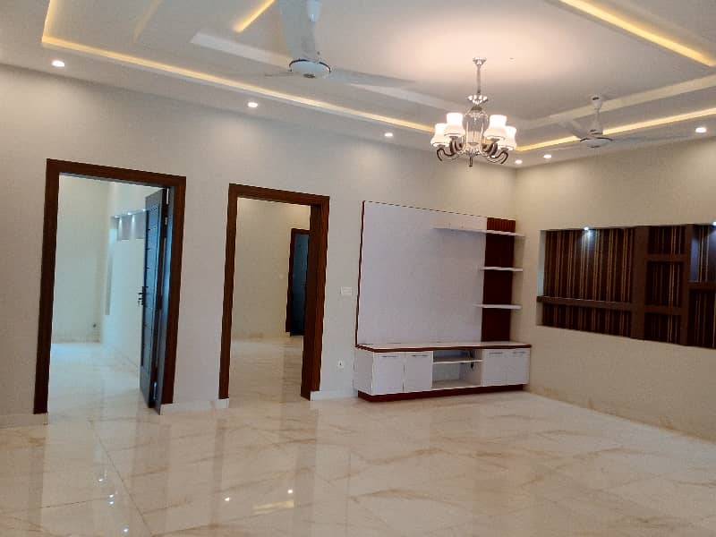 1 Kanal Triple Storey House for Rent 13