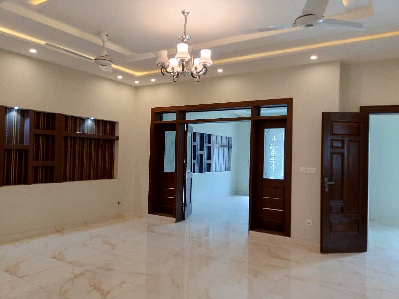 1 Kanal Triple Storey House for Rent 19