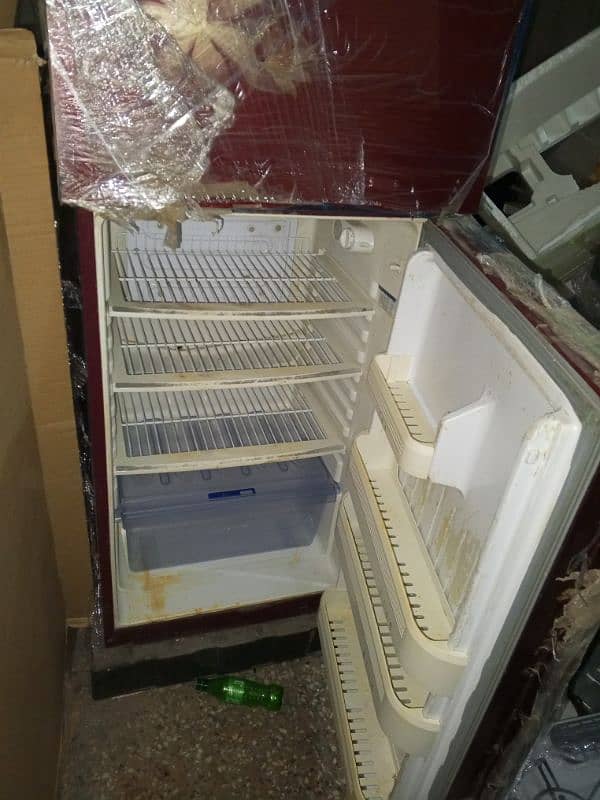 ORIENT LARGE SIZE FRIDGE RED COLOR FOR SALE NOT USED FRESH CONDITION 7