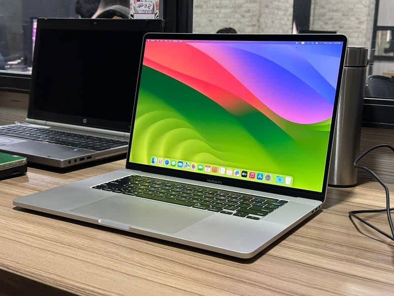 MacBook Pro 2019 - 16 inch - core i9 - 1 tb ssd - 16 gb ram - 4gb card 0