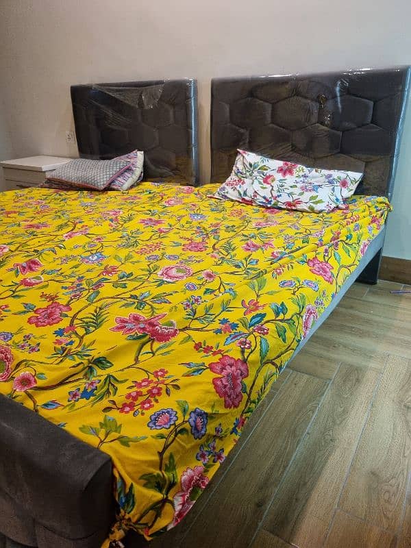 2 single beds with single side table 0