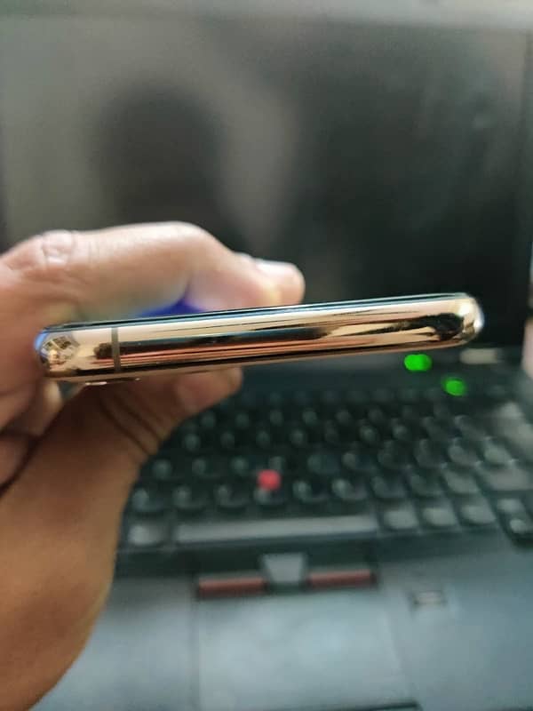 Iphone 11 Pro (64 GB) PTA Approved with Box 2