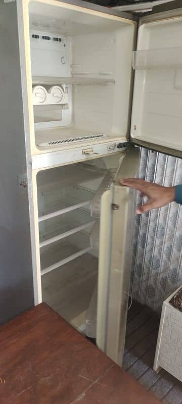 samsung (medium) size fridge for sale 1