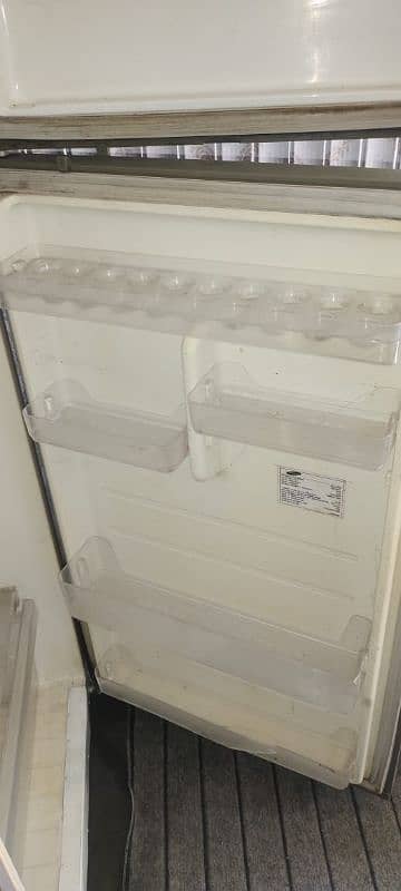 samsung (medium) size fridge for sale 4
