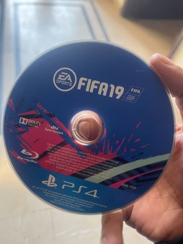 selling my old disc fifa 19+fifa 17 +farcry primal 1