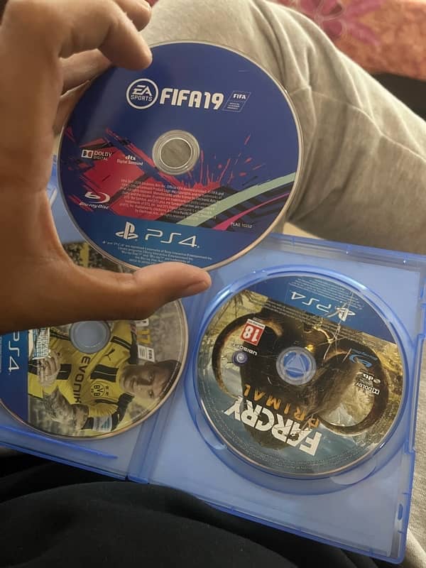 selling my old disc fifa 19+fifa 17 +farcry primal 4