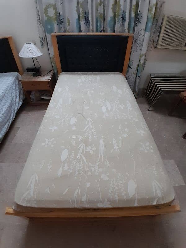 2 single wooden beds with spring mattresses 7