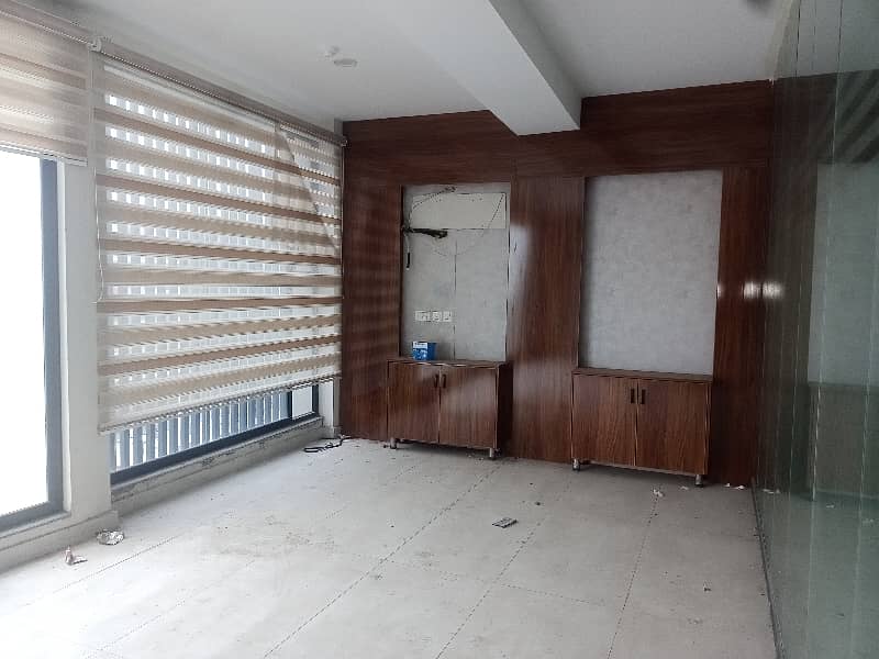 04 MARLA COMMERCIAL FLOOR WITH LIFT AVAILABLE 3