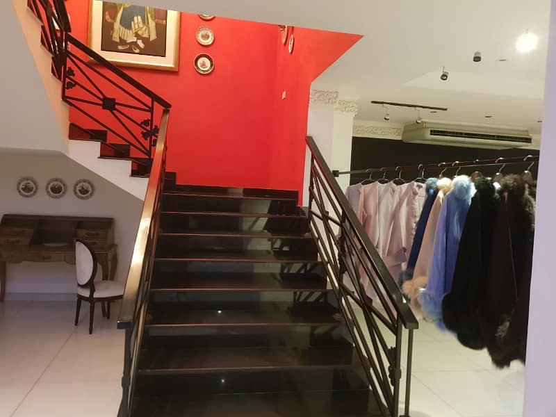 One Kanal Building For Rent With 3 Floors And Ample Parking 9