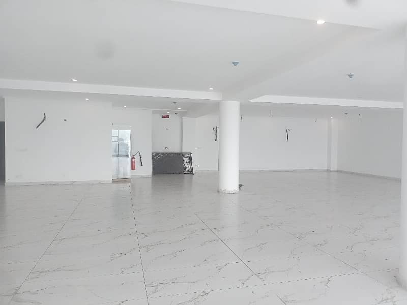 16 MARLA COMMERCIAL FLOOR WITH LIFT AVAILABLE 0