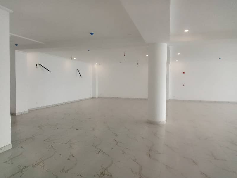 16 MARLA COMMERCIAL FLOOR WITH LIFT AVAILABLE 13