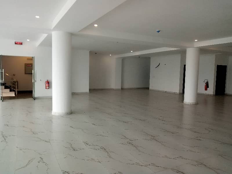 16 MARLA COMMERCIAL FLOOR WITH LIFT AVAILABLE 23