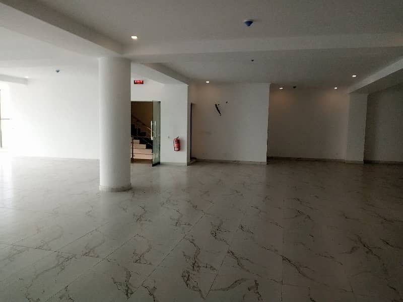 16 MARLA COMMERCIAL FLOOR WITH LIFT AVAILABLE 25