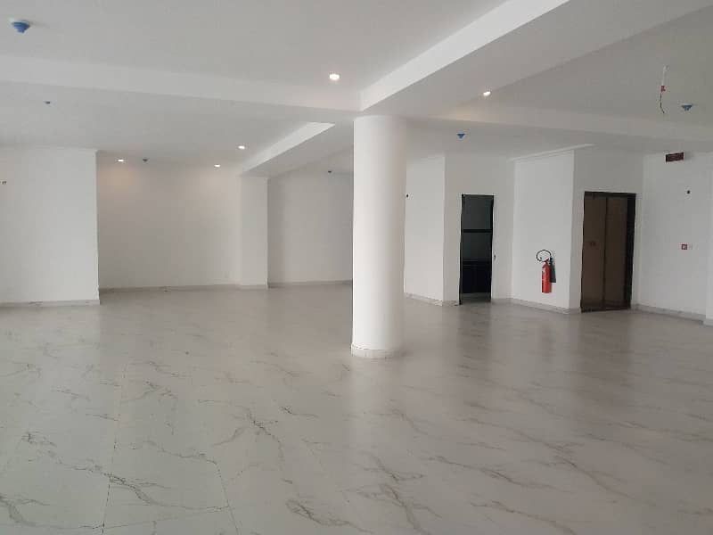 16 MARLA COMMERCIAL FLOOR WITH LIFT AVAILABLE 26