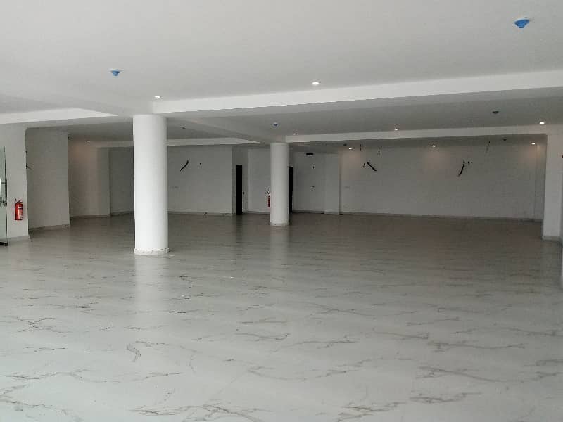 16 MARLA COMMERCIAL FLOOR WITH LIFT AVAILABLE 28