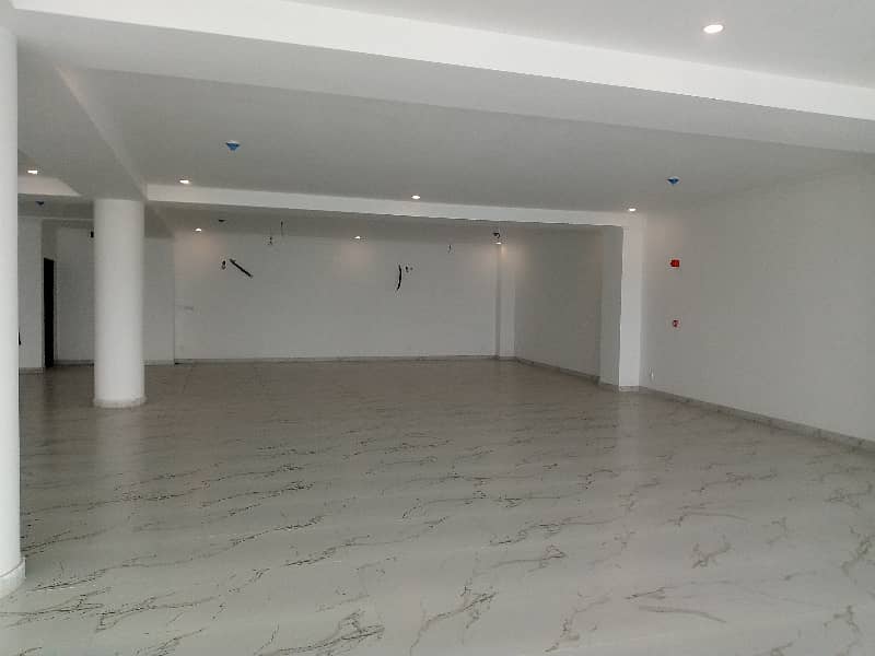 16 MARLA COMMERCIAL FLOOR WITH LIFT AVAILABLE 30