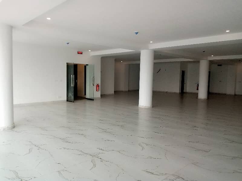 16 MARLA COMMERCIAL FLOOR WITH LIFT AVAILABLE 32