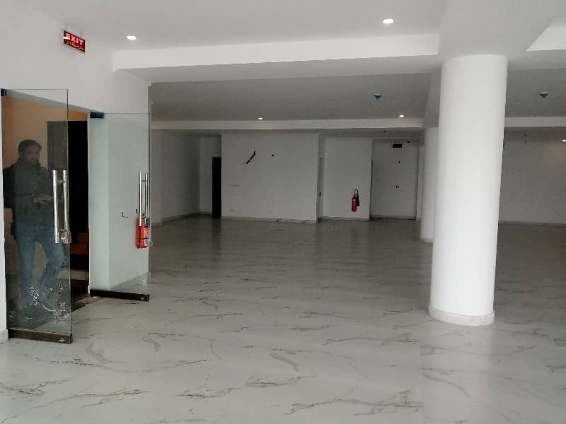 16 MARLA COMMERCIAL FLOOR WITH LIFT AVAILABLE 35