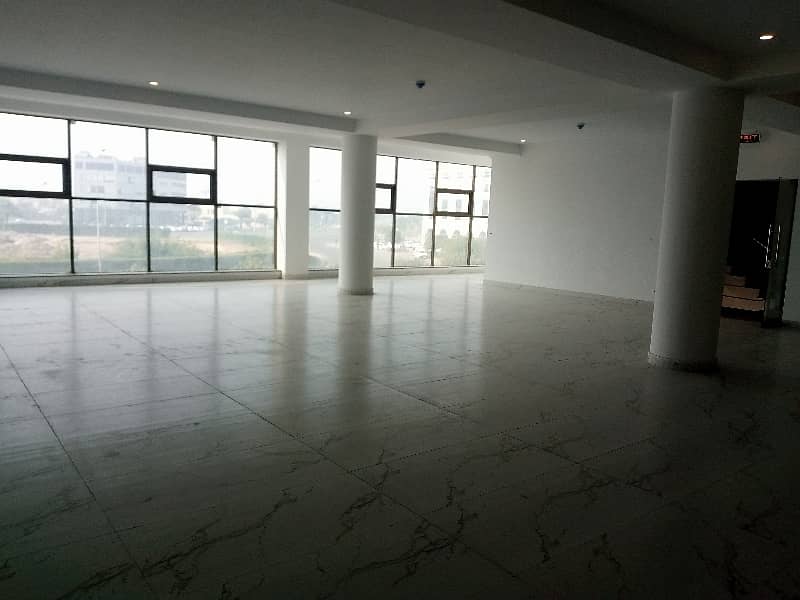 16 MARLA COMMERCIAL FLOOR WITH LIFT AVAILABLE 36