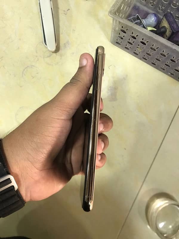 iphone xs max 64gb pta approved 1