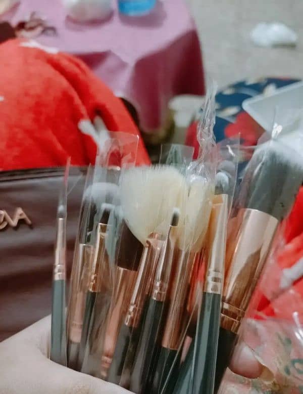 13 pcs makeup brush available in limited and premium stock. 1