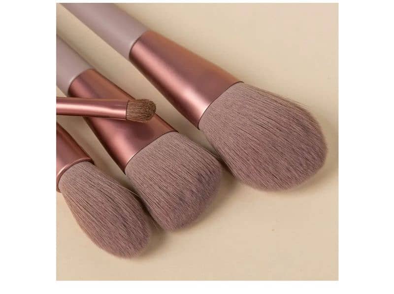 13 pcs makeup brush available in limited and premium stock. 2