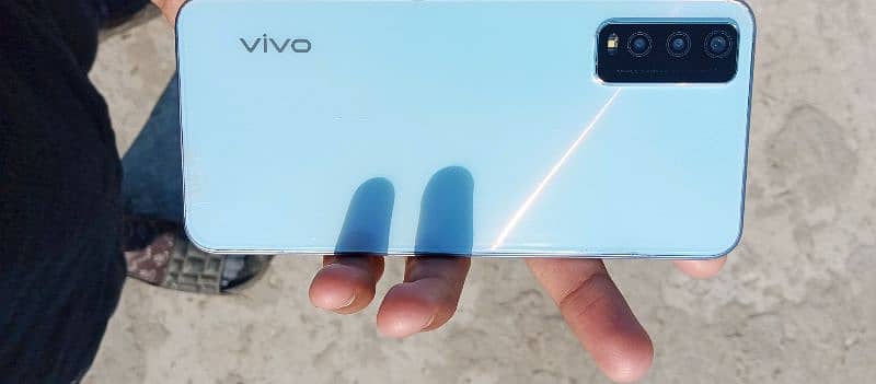 vivo y20 4 64 box charger ka Sath ha phone 9