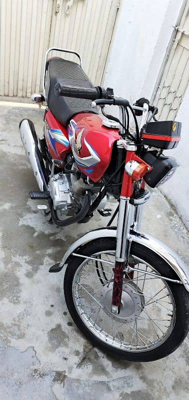 Honda 125 bilkul saf halat ma ay 10/10 . 2