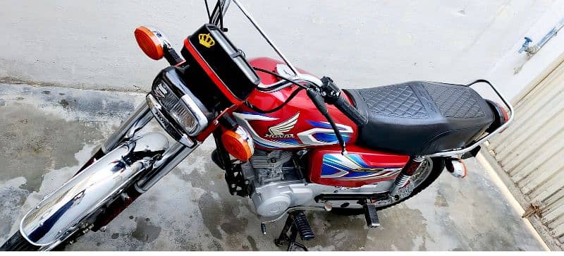 Honda 125 bilkul saf halat ma ay 10/10 . 5