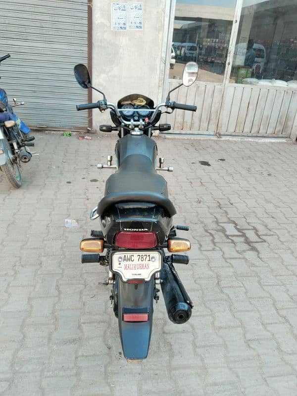 Honda pridor black color CD 100 4