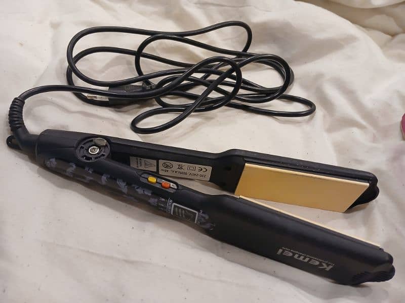 Kemei Hair straightener 1