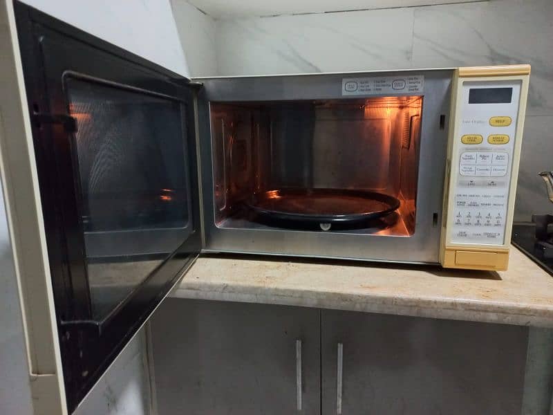 Sharp microwave Oven 1