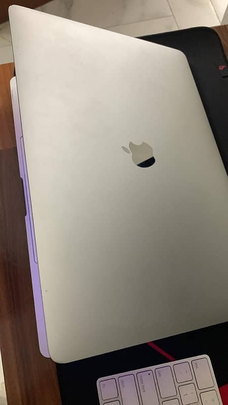 macbook pro 2017 15” inches touch bar 9/10 1