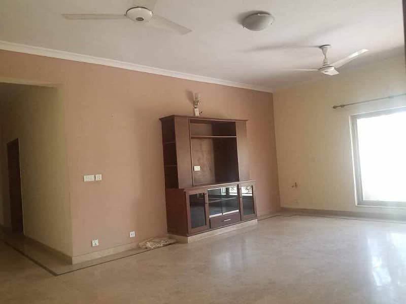 very Prime Located 3 Bed Tiles Flooring Portion Available For Rent in Gulraiz 19