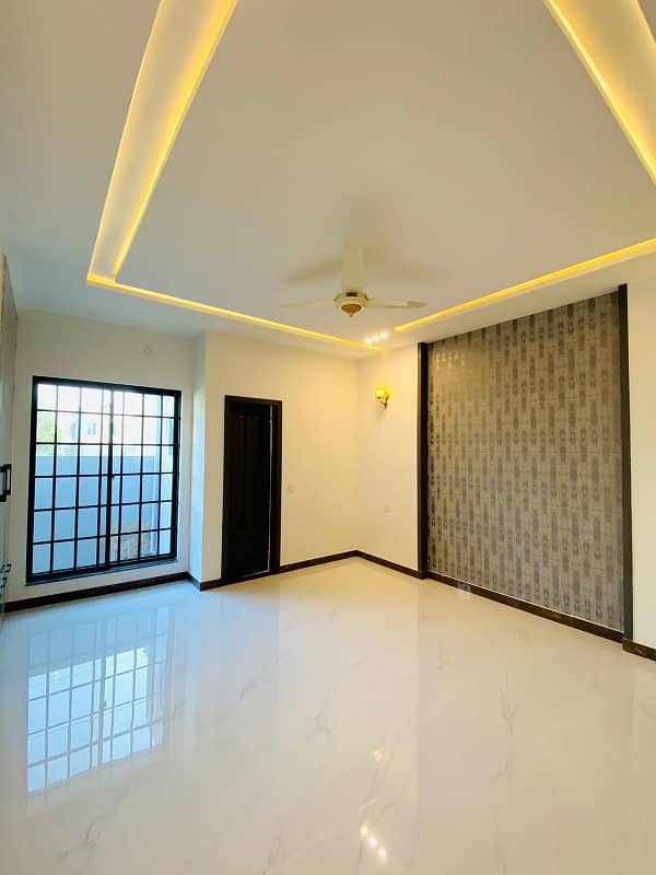 Luxurious 10 Marla -Stylish House for Sale in Bahria Town Lahore - Ghaznavi Block 9