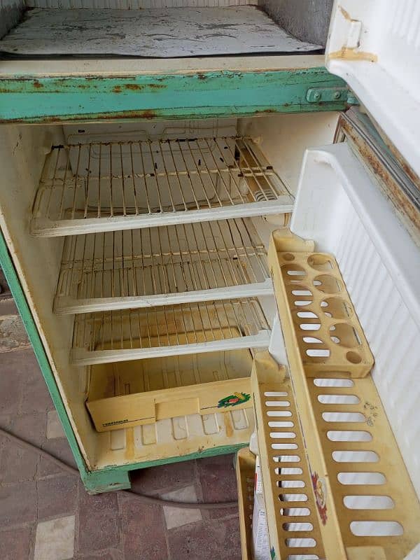 PEL old fridge for sale in perfect running condition 2