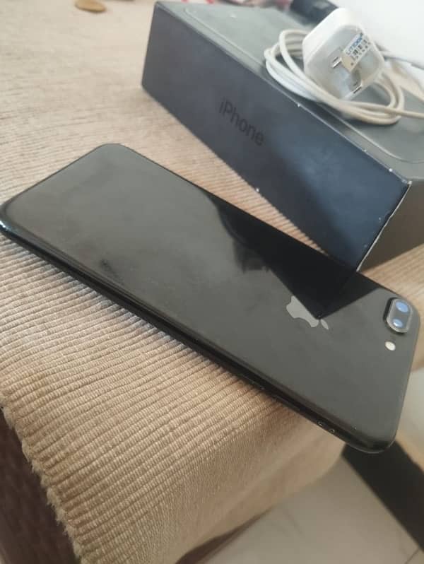 i phone 7 plus 128 gb pta approved with box and original  charger 2