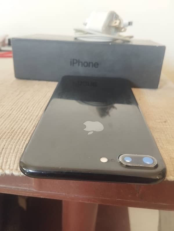 i phone 7 plus 128 gb pta approved with box and original  charger 6