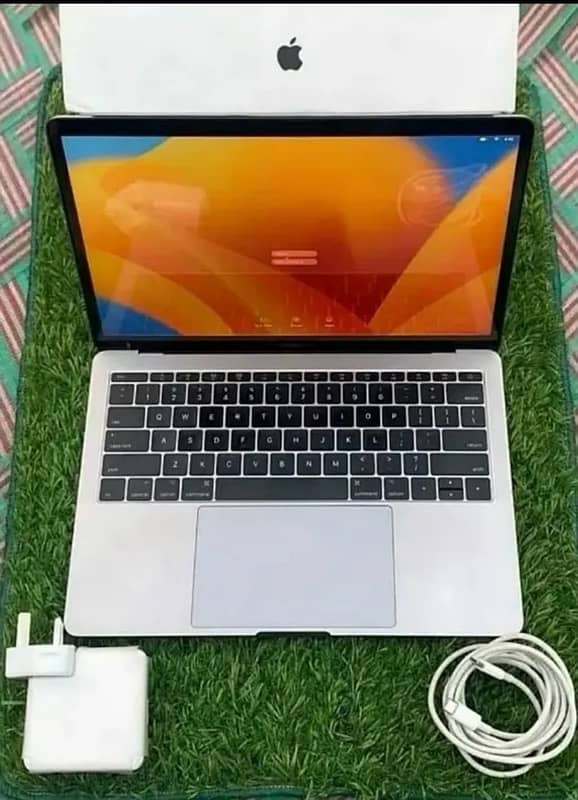 Apple MacBook Pro (256Gb) 2017 model with box&charger Wh(03274117805) 0