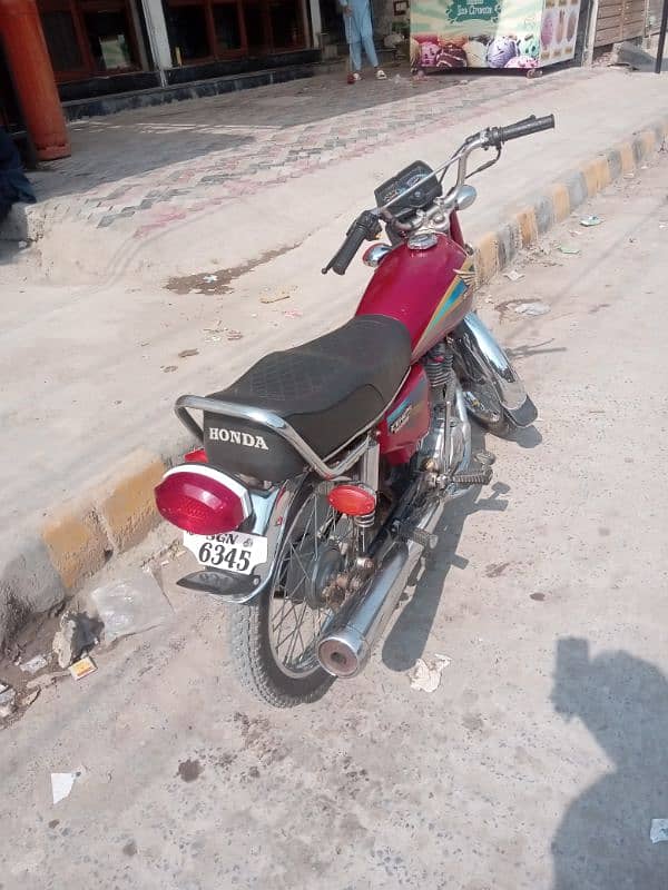 2011 model ha Sargodha number hain tanki original aur aik tapa Sath ha 4