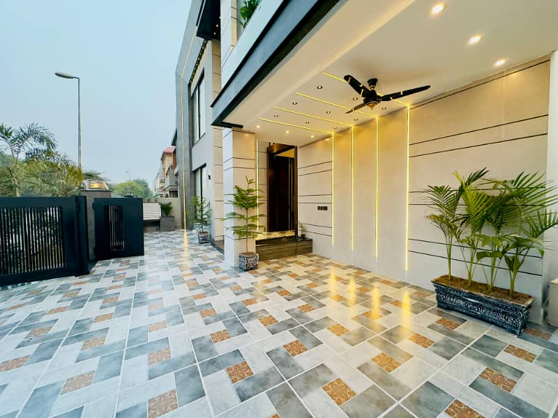 LUXUARY CORNER 14 MARLA BRAND NEW DOUBLE HEIGHTED NEW STYLE MAIN BOULEVARD HOUSE FOR SALE IN IQBAL BAHRIA TOWN LAHORE 2