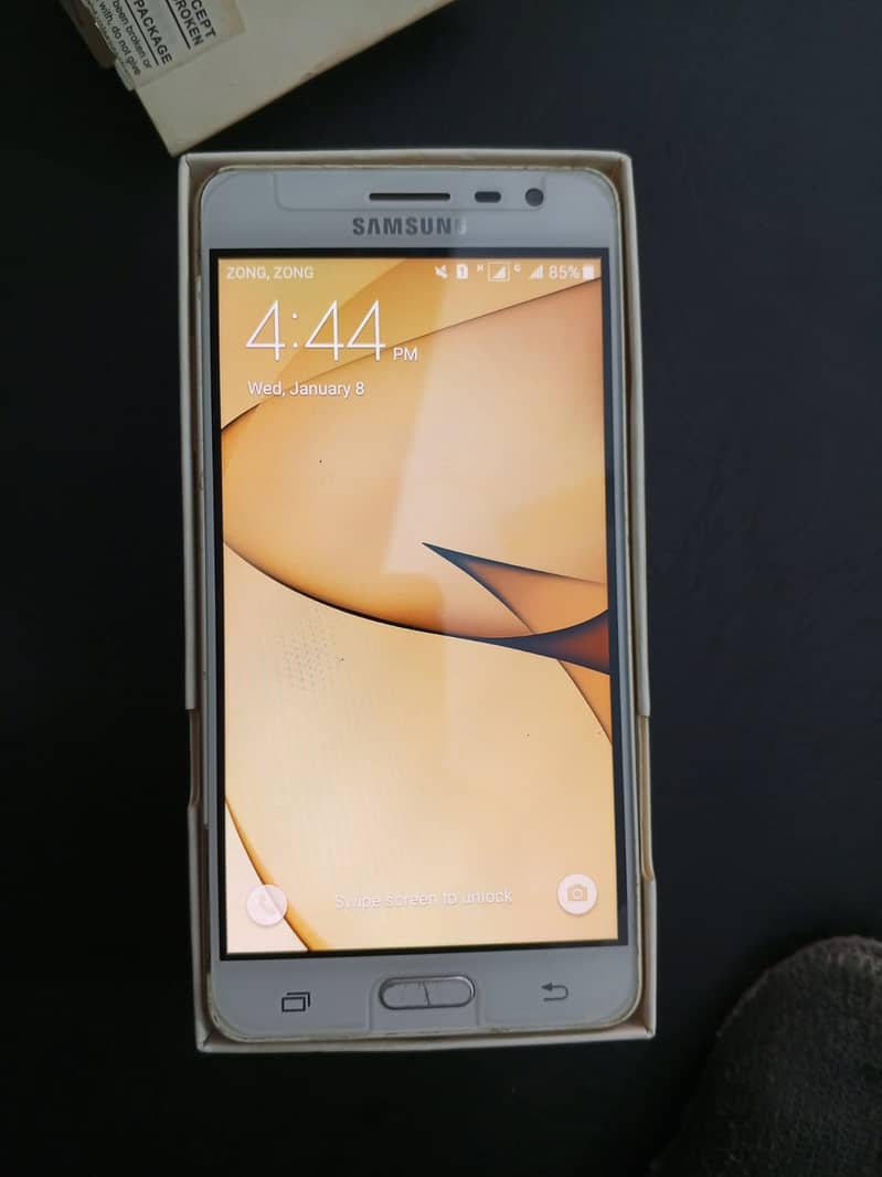 Samsung Galaxy J3 Pro 0