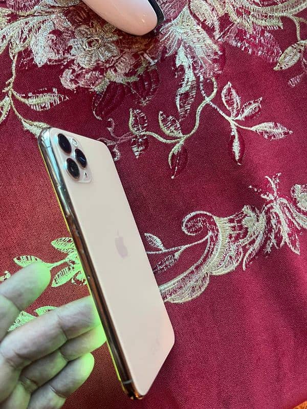 iPhone 11 pro max scrathless 256 GB gold 1